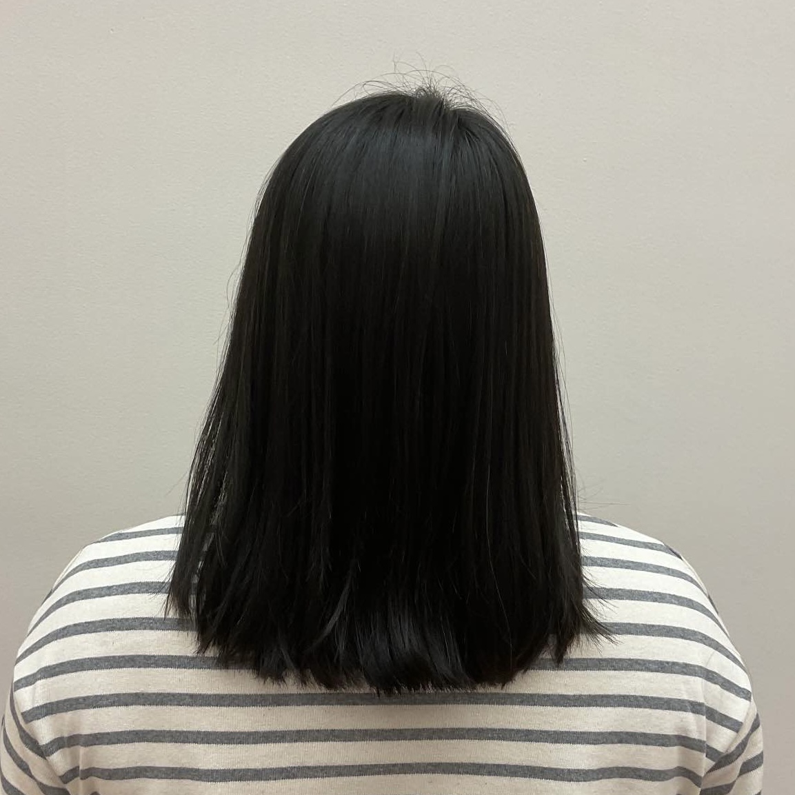 髪には優しいですが、最初少しピリッと刺激を感じたことと、色味がケミカル薬剤で染めるものと違ってどんな色に出るのか分かりにくいと思いました。ただ、他社製品のヘナを自分で試したときのように塗ってから置く時間が短く、しっかり洗い流してくださるのでヘナを始めたい興味のある方には強く勧めたいです。