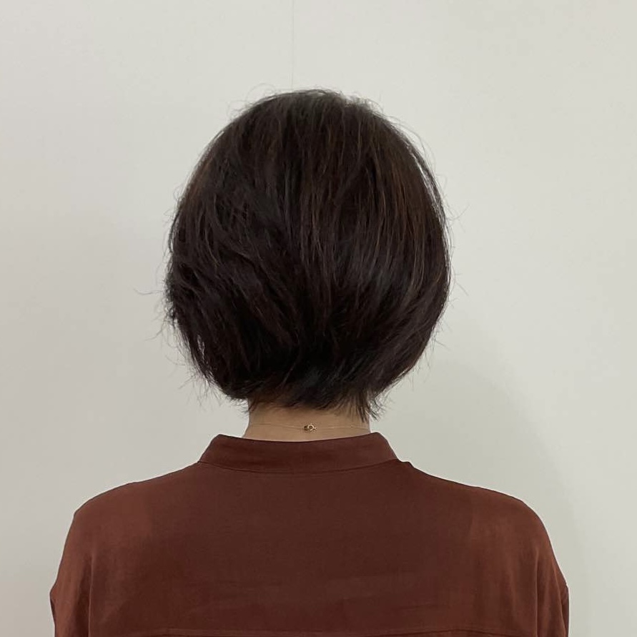 天然の素材で白髪を染められるだけで無く、髪の毛が健やかになるからみんなに進めたい。ただ、色の自由度がどれくらいあるのか分からないのでカラーを楽しんでいる友人には勧めにくいと思いました。
体験メニューでしたがとても丁寧に施術して頂きリラックスして過ごせました。お話も楽しかったです。