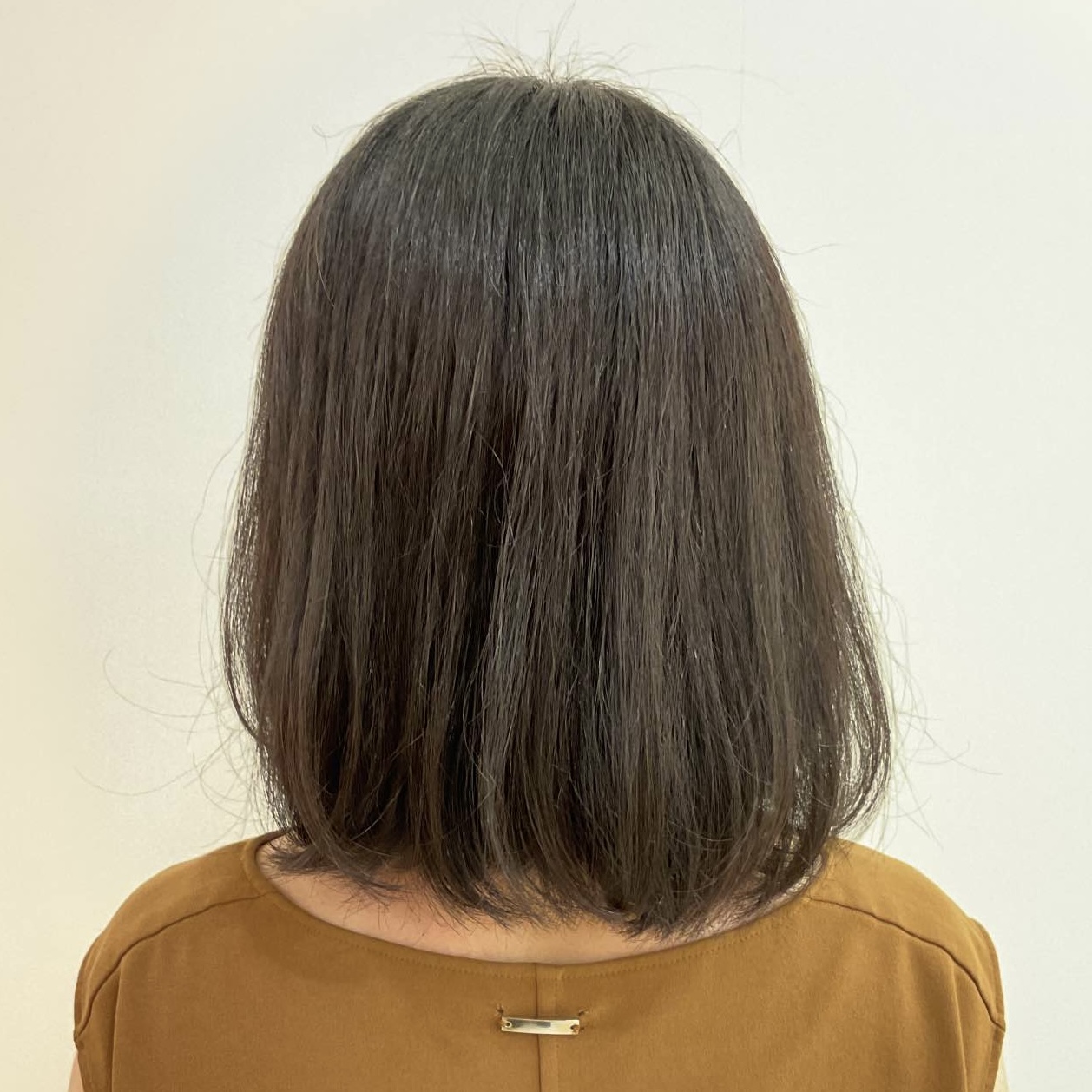 色味がコントロールしにくいが、頭皮や悪いことはなく、長い目で見て身体に良いと思います。
おしゃれと環境と身体に良いことを共存させているのがすごいと常から思っています。より匂いやカラーニュアンス、使用の煩雑さなど改善を重ねていただきたく、ずっと応援しています。