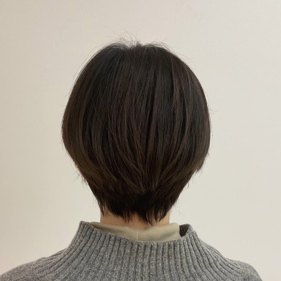 前回の施術後から理想のナチュラルなダークブラウンな状態が続き満足している。