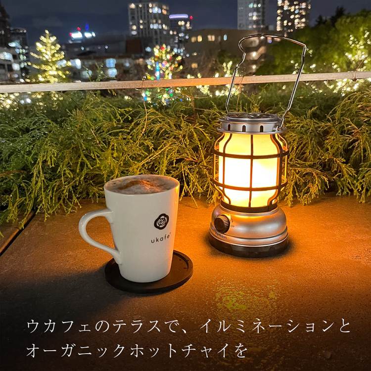 ウカフェのテラスで、イルミネーションとオーガニックホットチャイを画像