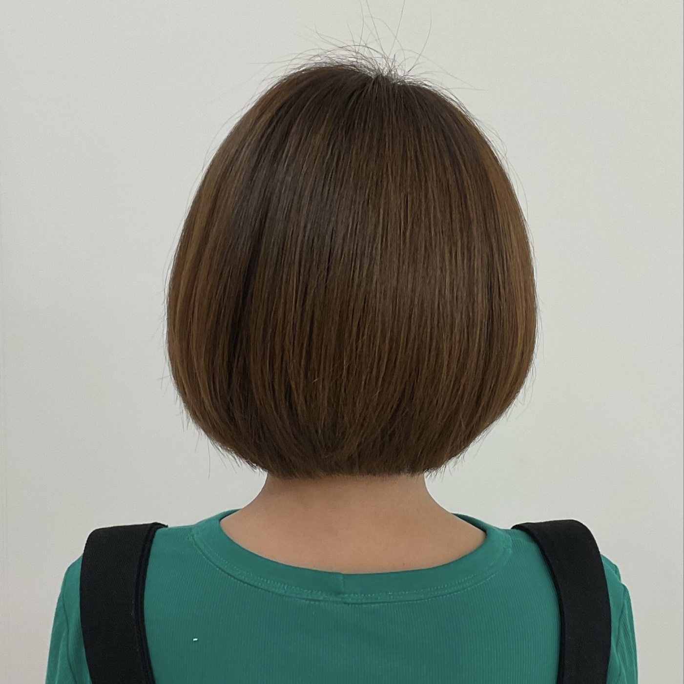 ヘナを塗っている時にスーッとした爽快感があり、シャンプーの後は頭が軽くなった感じがした。地毛が伸びていた部分との色の差もあまり目立たず、白髪が染まった部分も馴染んでいて良かったです。