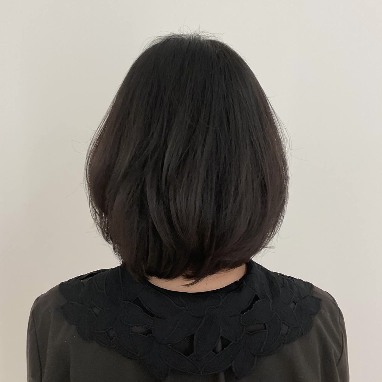 髪の毛がサラサラつやつやになる。東京でしか体験が受けれないのが残念です。一回では白髪がそんなに染まっていないので自宅でまた試してみようと思います。
