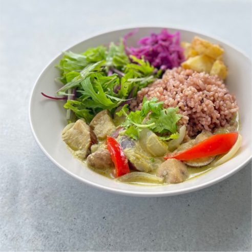 9月限定のukafeボウルは「Veganグリーンカレー」画像