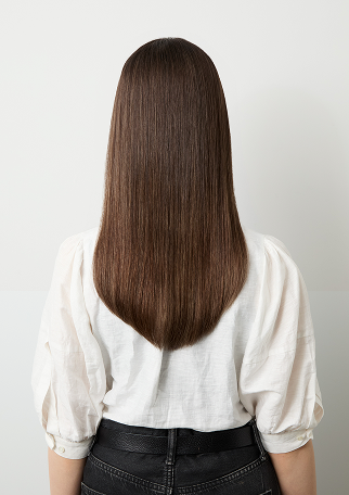 ヘアスタイリストが髪をカットする様子